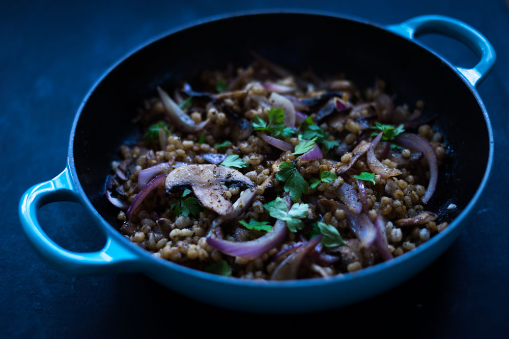 Varm byggrynsalat med sopp