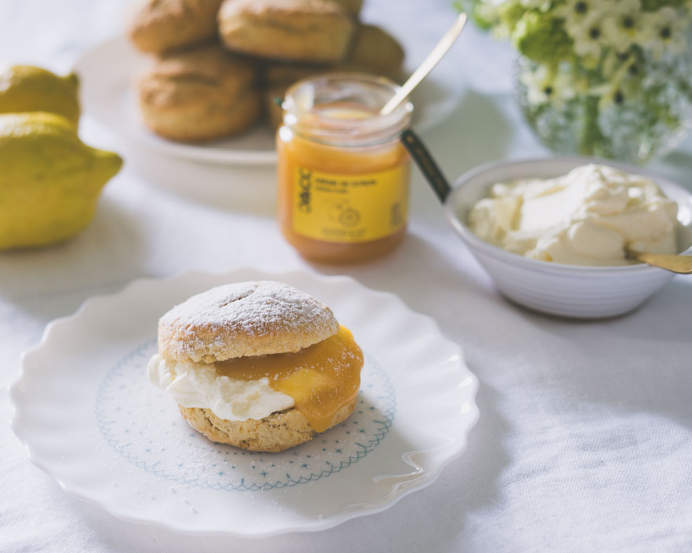 Scones med sitronkrem lemon curd Oliviers & Co