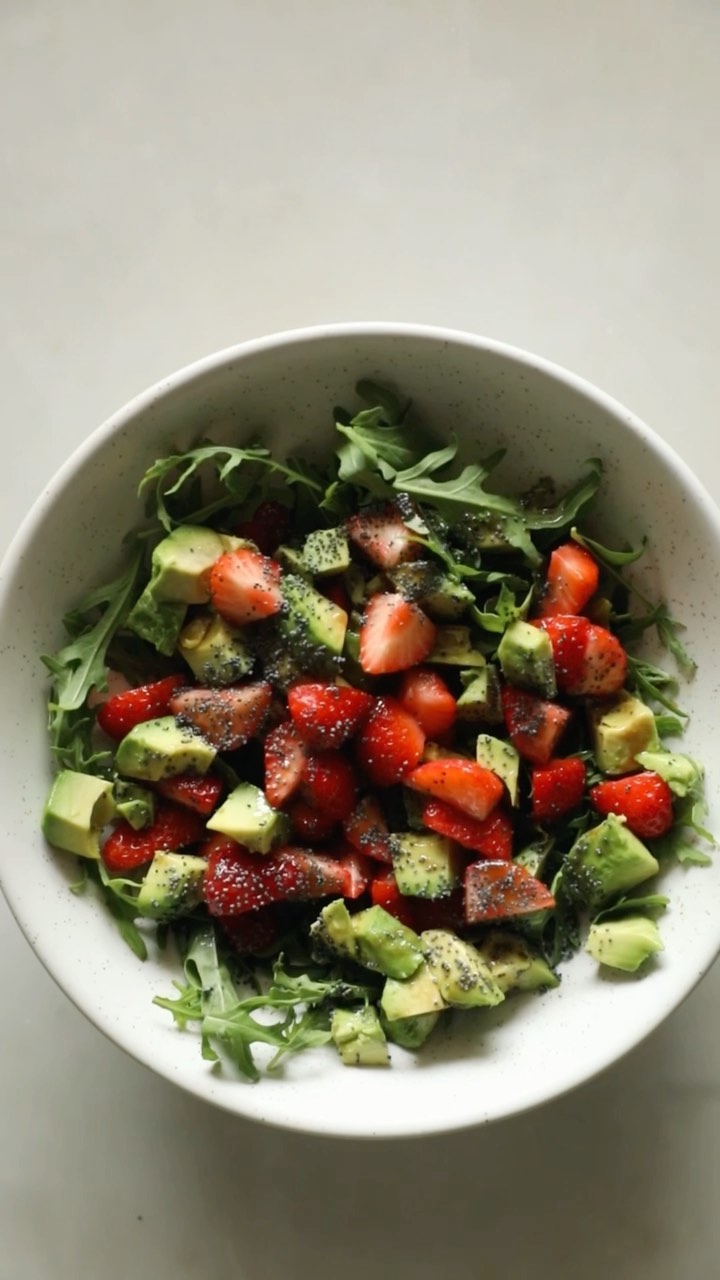 Jordbær og avokadosalat 🍓 
.

#salat#saladbowl#healthyfood#saladideas#foodreels#avokadolover#saladsofinstagram#jordbær#avokado#godtno#matprat#nytnorge